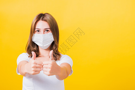戴面罩保护妇女 显示拇指好打法女士流感疾病工作室手势女孩手指面具药品感染图片