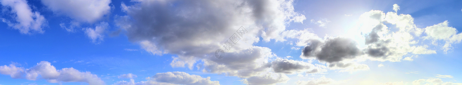 闪耀着多彩的天空全景 显示美丽的云层形成太阳戏剧性蓝色天气自由季节天堂空气气氛反射图片