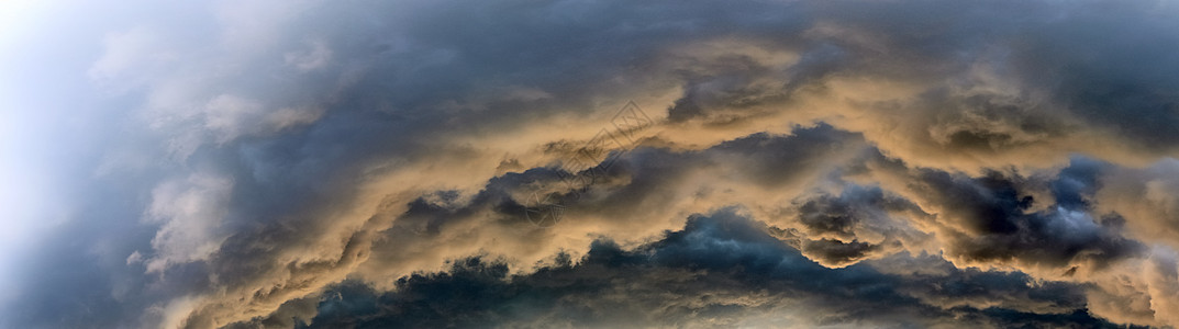 闪耀着多彩的天空全景 显示美丽的云层形成卷云阳光高分辨率空气太阳戏剧性气氛雨云季节天气图片