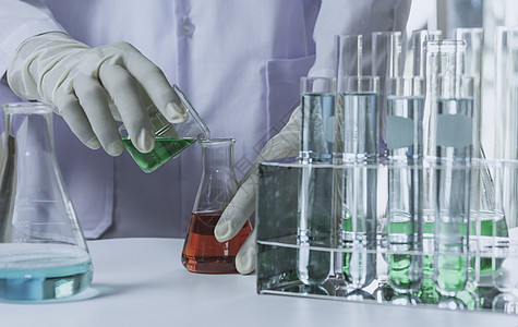 带有含液体的玻璃实验室化学测试管的研究员烧瓶制药实验技术化学品化学家临床工人学习测试图片