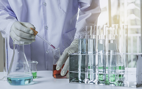 带有含液体的玻璃实验室化学测试管的研究员临床测试实验学校生物学习瓶子工人管子化学家图片