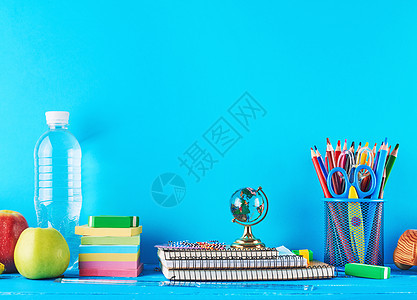 学校用品 笔记本 铅笔 贴纸 蓝色剪刀学生橡皮办公室孩子教育水果学习桌子职场课堂图片