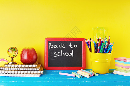 黑色粉笔架 粉笔和学校用品 放在蓝色的复古上图片