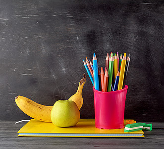成熟的绿苹果 一堆笔记本上的香蕉高清图片