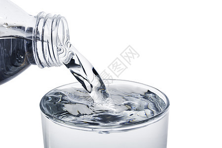 将水从瓶瓶中浸入玻璃 并配有剪断路径等离子体图片