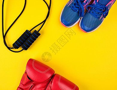 一对蓝色运动鞋 红皮拳击手套黄色盒子衣服跳绳训练纺织品红色运动斗争竞赛图片