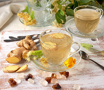 茶叶和姜汁的整杯清凉草药图片
