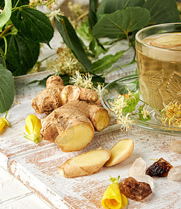 新鲜姜汁和透明杯装草药茶图片