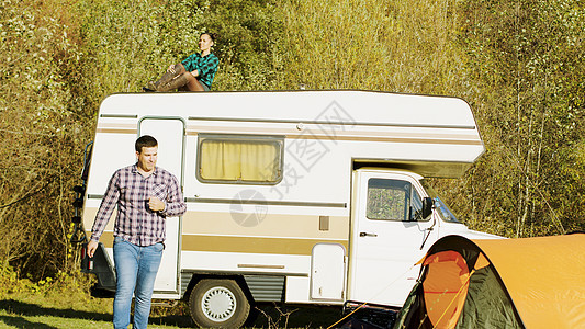 年轻女孩在山旷野的旧式露营车上放松休闲森林帐篷自由活动音乐男人快乐潮人旅行图片