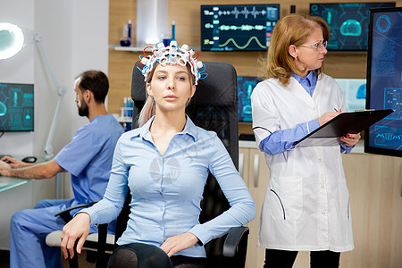 集中在脑波扫描中的女性患者人数(百分比)图片