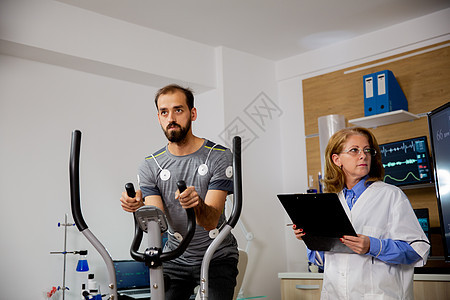 男性运动员 在继子上做体力劳动并有氧运动科学运动装测量实验室高科技中心技术科学家药品图片