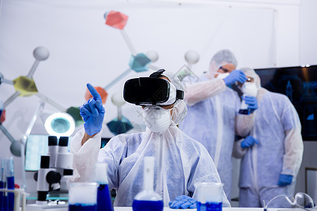 现代研究实验室科学家 使用虚拟现实护目镜(虚拟真人眼镜)图片