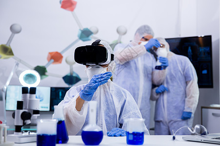 现代研究实验室女科学家 戴虚拟现实护目镜的短袖脑丝图片