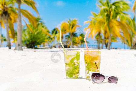 在棕榈林的白沙滩上 两杯冰冷美味的莫希托鸡尾酒果汁蓝色奢华海滨情调饮料支撑热带寒意薄荷图片