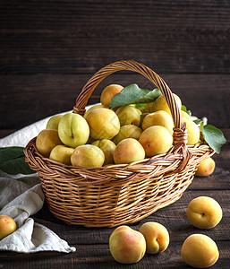 棕色鸡蛋篮子里的利普杏仁食物农业木头饮食收成圆形叶子营养桌子水果图片