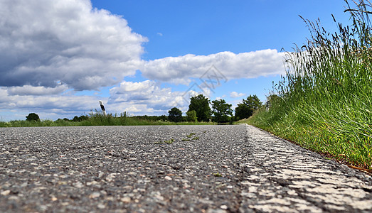 田地和树林的乡村道路风景美丽沥青天空农村踪迹蓝色运输公园地平线曲线农业图片