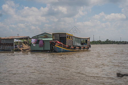 湄公河上浮动房屋图片