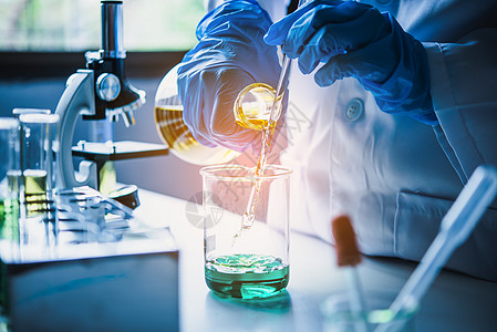 设备和科学实验用碳酸盐喷射石油的科学家教育技术员微生物学液体制药化学家实验室管子烧瓶灯光图片