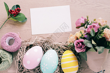 淡色和五颜六色的复活节彩蛋在巢和花 w 的花束笔记本蓝色礼物乐趣木头传统假期针线活调子庆典图片