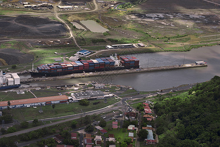 巴拿马巴拿马运河米拉弗洛雷斯锁港的货船图片