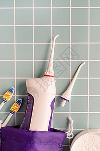 蓝色背景的口腔喷雾器 牙刷和牙科粉顶部视图图片