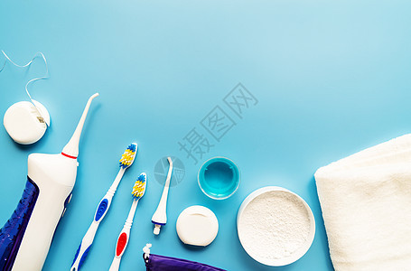 蓝色背景的牙科工具 牙刷和牙粉顶部风景蓝底白色卫生毛巾牙齿灌溉乐器口服灌水器牙线浴室背景图片