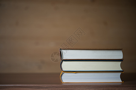 堆在木桌上的书 教育理念大学书架学习知识图书馆教科书图书学校文学脊柱图片