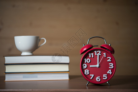 9点9点的闹钟和一堆书 加上一杯咖啡在木头上杯子阅读早餐白色教育警报艺术考试创造力时间图片