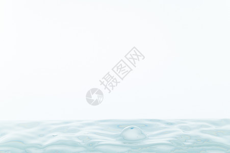 白色背景中的水浪海浪运动蓝色波纹水滴气泡流动飞溅液体图片