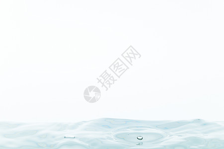 白色背景中的水浪海浪液体气泡蓝色运动流动飞溅水滴波纹图片