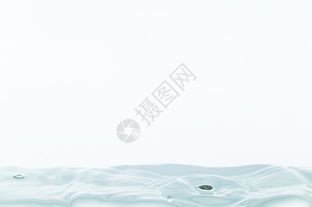 白色背景中的水浪气泡飞溅海浪波纹流动液体运动蓝色水滴图片