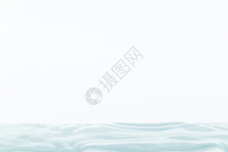白色背景中的水浪水滴蓝色流动气泡运动波纹液体海浪飞溅图片