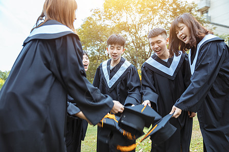 参加大学校园毕业礼服庆典的快乐学生们女孩团体教育多样性学士仪式朋友证书同学成就图片