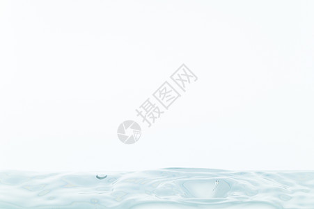 白色背景中的水浪运动流动液体波纹水滴气泡蓝色飞溅海浪图片