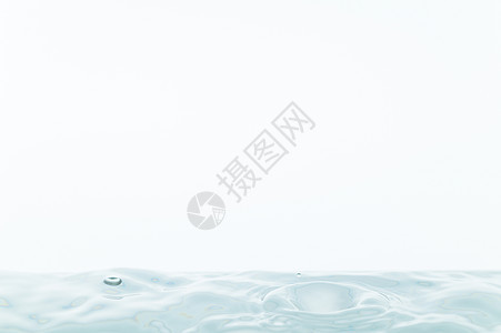 白色背景中的水浪飞溅海浪波纹流动气泡水滴蓝色运动液体图片