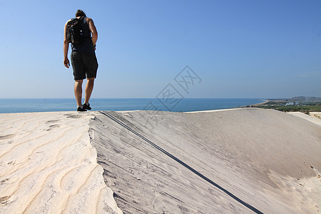 人类在沙漠沙丘中行走白色生活方式天气冒险目的地摄影旅游孤独环境生态图片