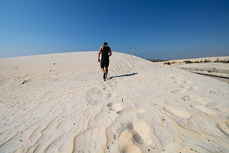 人类在沙漠沙丘中行走摄影冒险生活方式荒野大自然气候天气旅游白色孤独图片