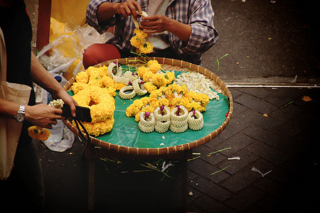 泰国街头卖街商现实摄影好运符生活花环旅游文化植物群供品宗教图片