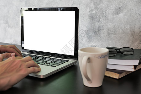 使用笔记本电脑和桌上的白屏幕监视器将雄手紧贴商业屏幕作家电子邮件男性办公室网络互联网电子商务白色图片