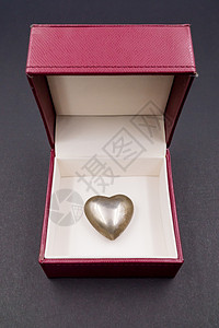 金色的心 在红色礼物盒 黑色背景盒子念日奢华礼物展示订婚金子背景图片