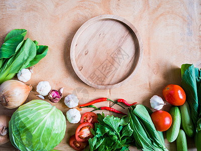 木桌背景上木托盘新鲜蔬菜的顶端景色图片