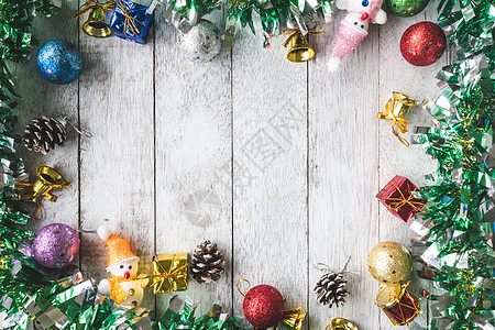 白色木桌背景上的圣诞装饰顶视图  tex 的可用空间季节礼物展示绿色传统庆典木板风格装饰假期图片