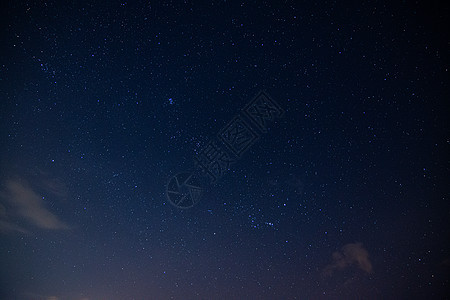 夜间有星宿和白云星系墙纸月亮蓝色天空月球行星宇宙星云月光图片