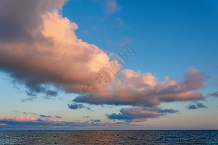 看法夜晚在海面上闪亮的乌云多云天堂日落海浪地平线场景蓝色黄色海洋旅行背景