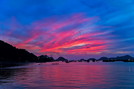 越南Cat Ba岛的粉红哈隆湾海景图片