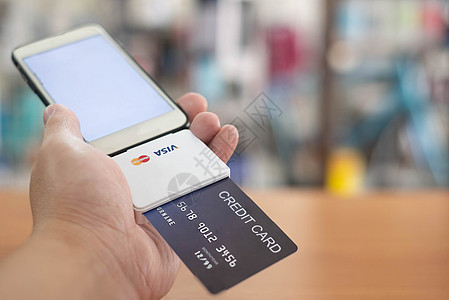 由Mo Mo在移动电话上以信用卡支付产品和服务费的读者电话机器零售营销销售技术银行业购物扫描图片