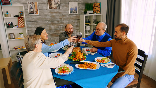 爸爸卡通红葡萄酒结合杯子的家庭最佳视图房子食物男人烤箱快乐喜悦祖父女性朋友们父亲背景