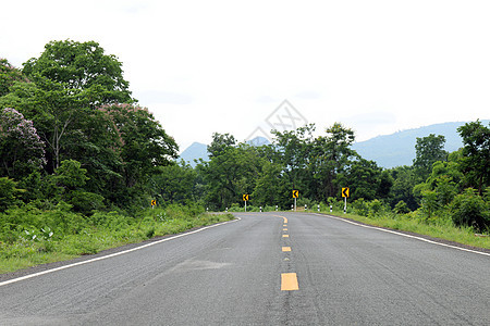 泰国左侧的道路 街道 大道车行道 乡村道路和曲线交通标志森林太阳运动运输天空晴天公园沥青蓝色农村图片