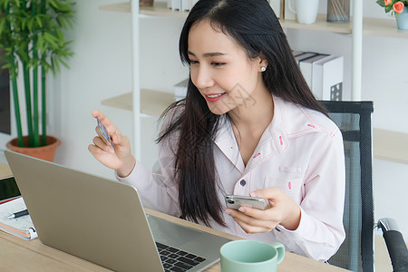 年轻人在家工作 从家里打工商务技术视频信用卡笔记本隔离人士女士社交工人图片