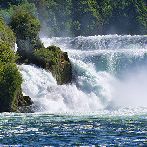 在沙夫豪森的莱茵瀑布绿色白色观光岩石游客假期目的地自然旅游旅行图片